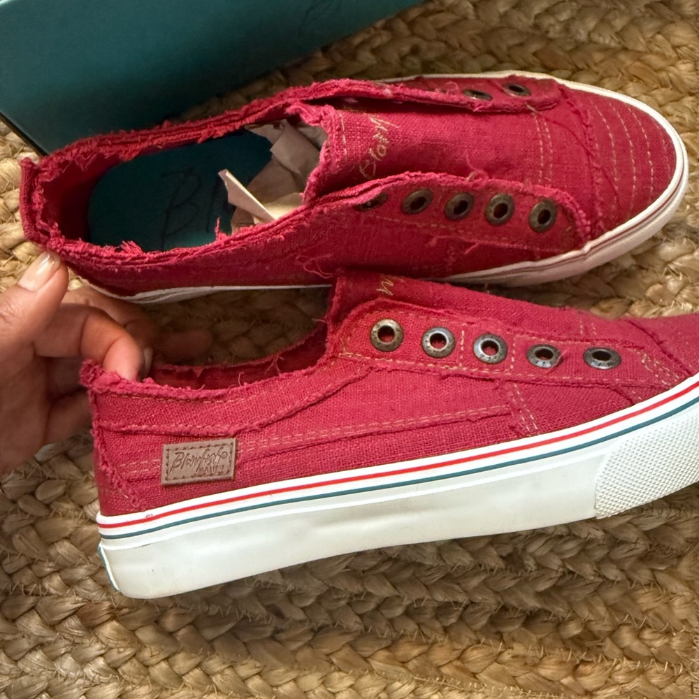 Blowfish women’s 6.5 burgandy Red Canvas Sneakers